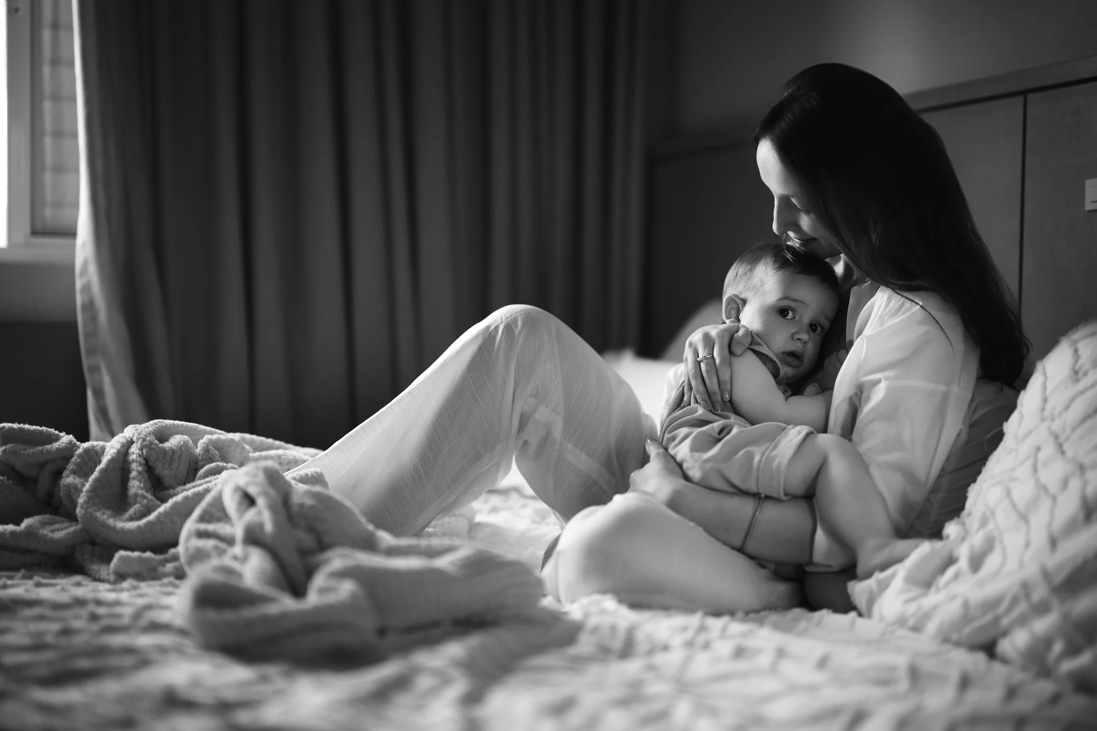 Mãe acolhendo o bebê em um momento de carinho